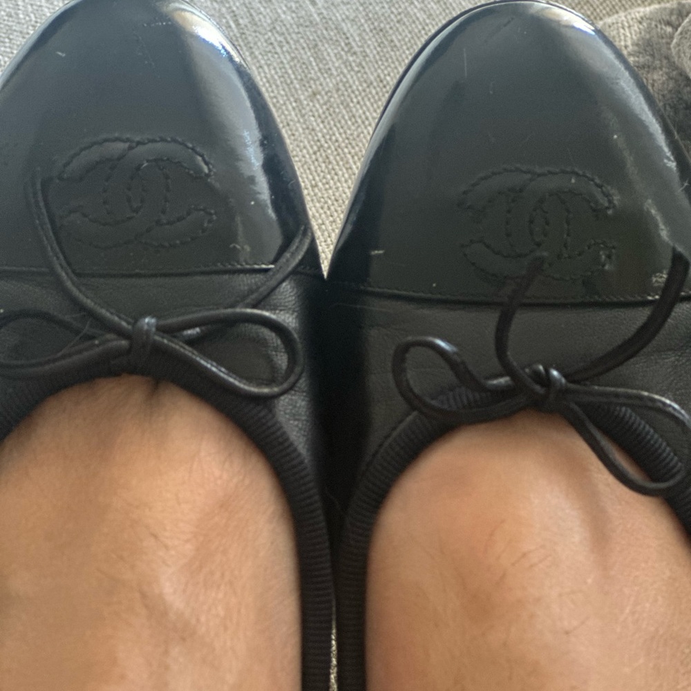 CHANEL Black Leather Ballerina
Flat with Patent Tow and Bow - Picture 3 of 16